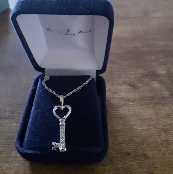 Danbury Mint Key to My Heart Silver Pendant w/ Diamonds - Picture 5 of 8